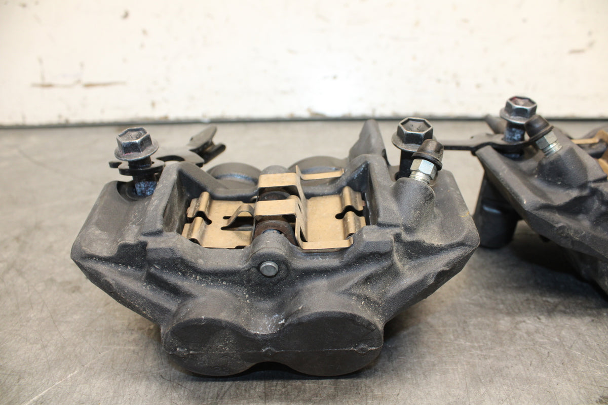 22-24 YAMAHA XSR900 RIGHT LEFT FRONT BRAKE CALIPER SET PAIR CALIPERS BB683
