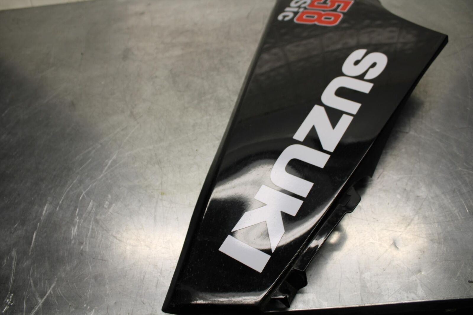 20 SUZUKI GSXR 1000 RIGHT LOWER BOTTOM BELLY FAIRING COWL BB597