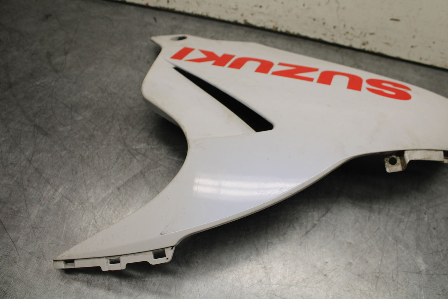 11-23 SUZUKI GSXR 750 LEFT LOWER BOTTOM BELLY SIDE FAIRING COWL BB499