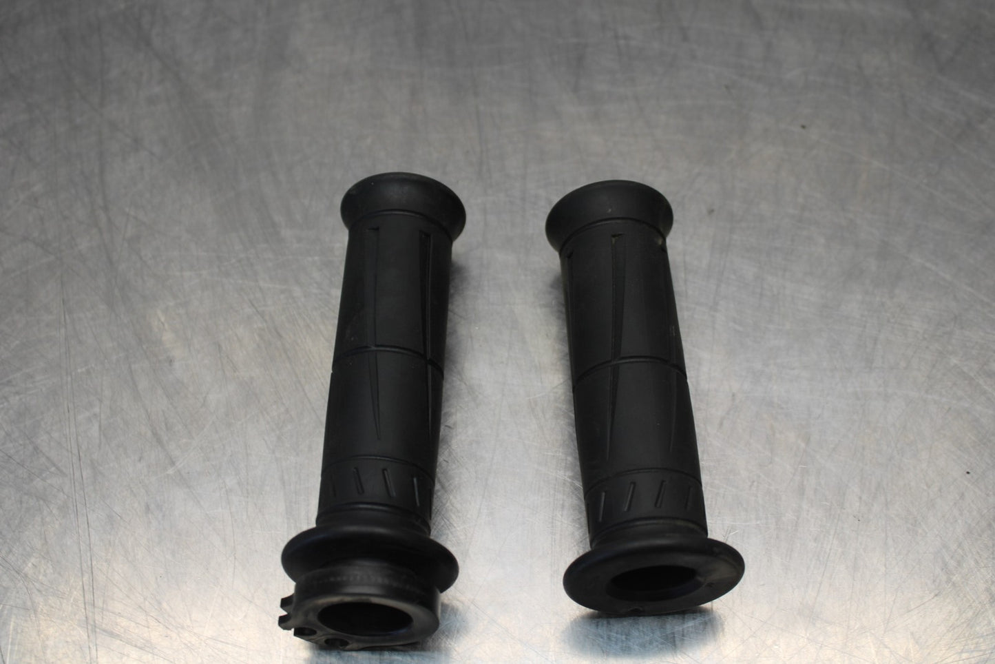 21-23 KAWASAKI NINJA ZX6R RIGHT THROTTLE TUBE & GRIPS BB179