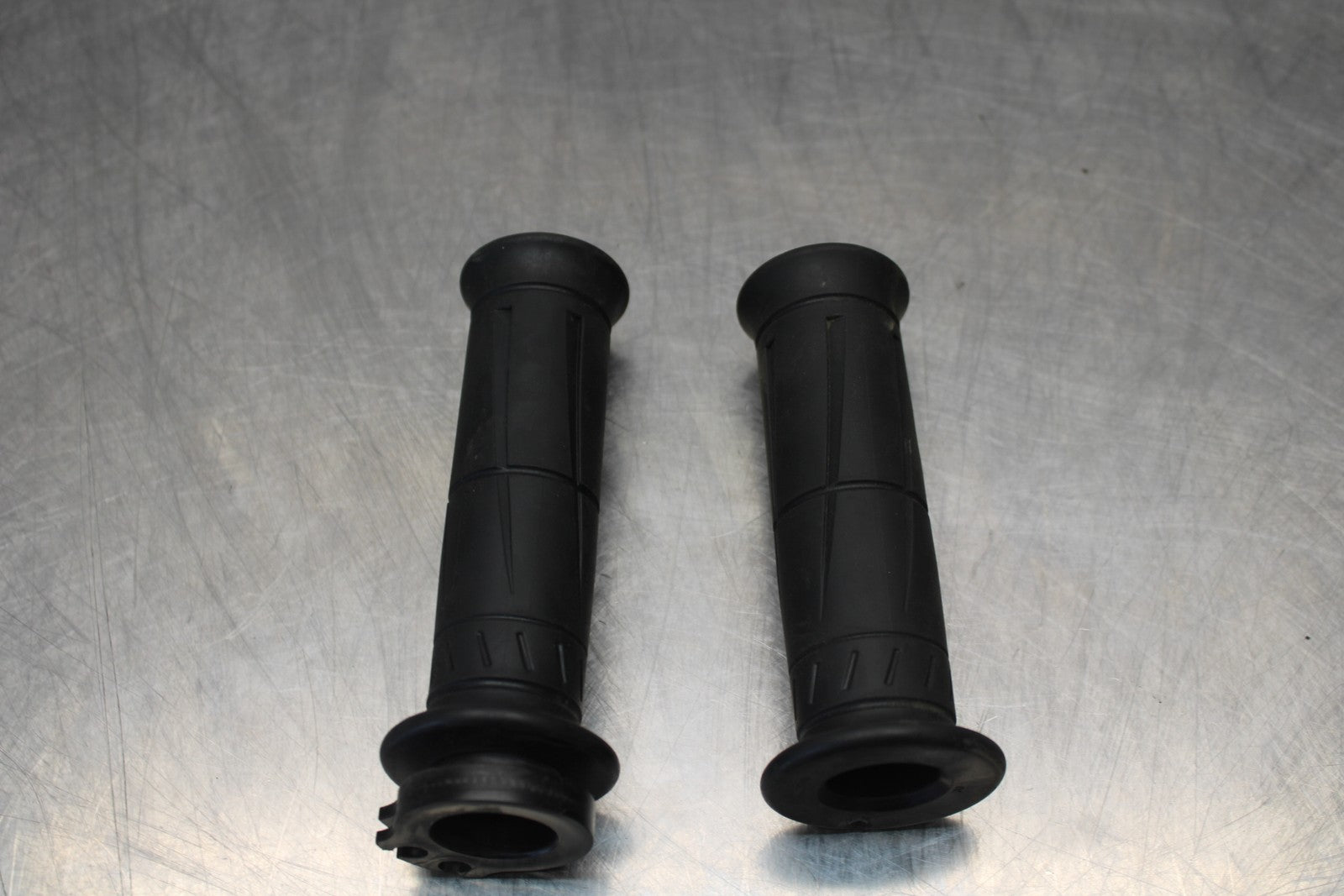 21-23 KAWASAKI NINJA ZX6R RIGHT THROTTLE TUBE & GRIPS BB179