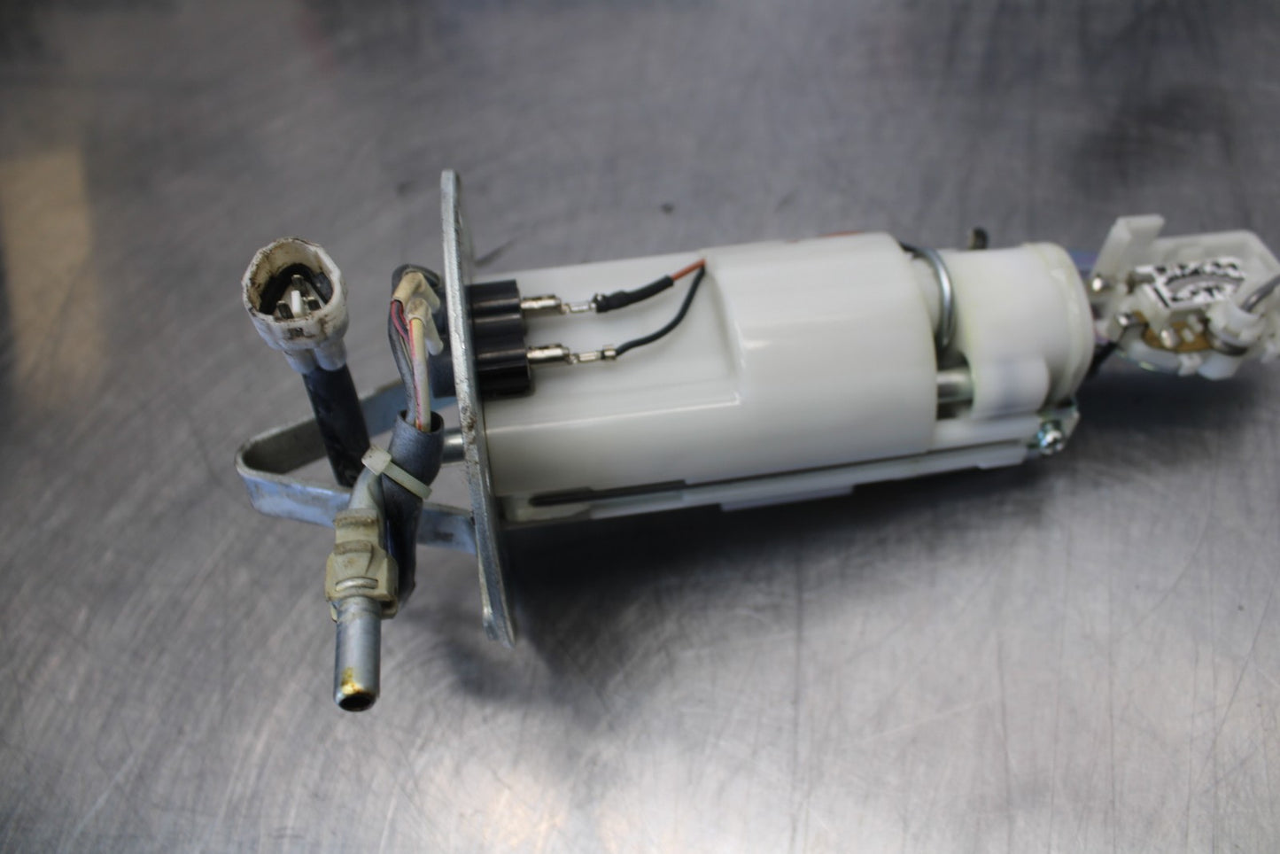 07 SUZUKI GSXR1000 FUEL PUMP GAS PETROL SENDER UNIT 15100-21H00 BB770
