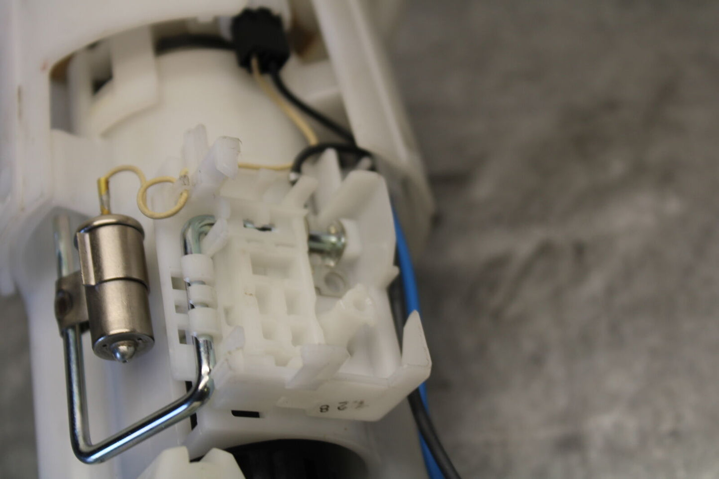 09-14 YAMAHA YZF R1 FUEL PUMP GAS PETROL SENDER UNIT 14B-13907-20-00  BB676