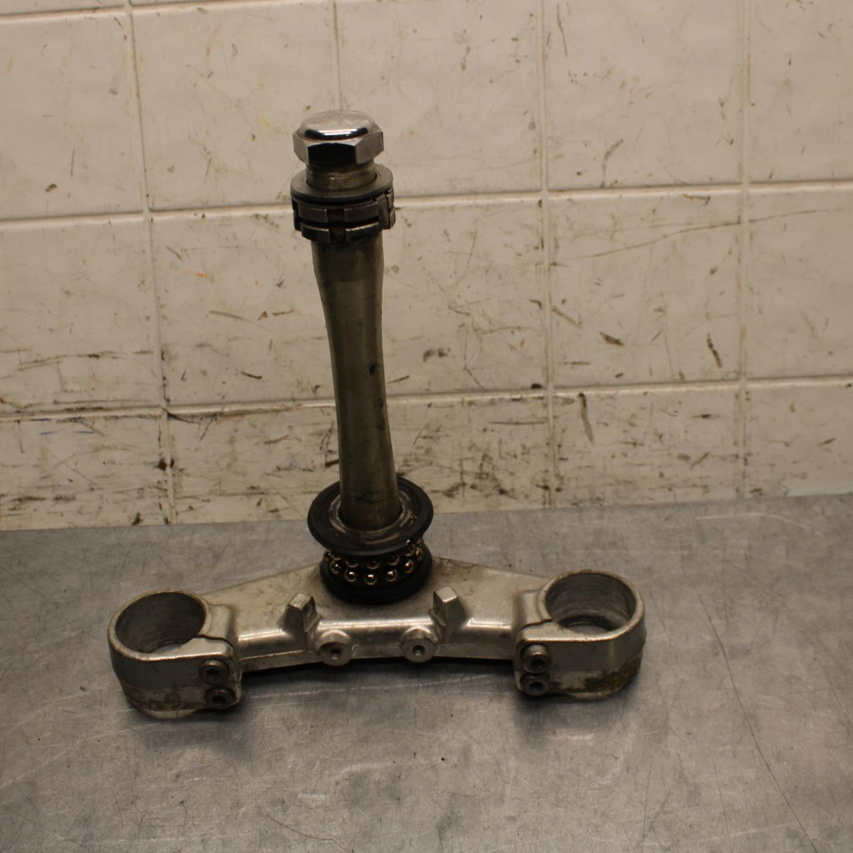 2001 Yamaha YZF R6 FRONT FORKS CLAMP LOWER TRIPLE TREE STEM 5MT-23340-00-00 BB68
