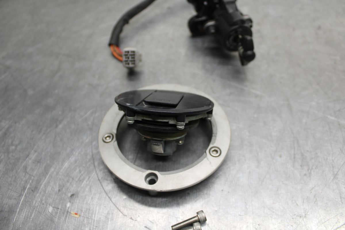 11-24 SUZUKI GSXR750 IGNITION LOCK KEY SET W/ GAS CAP BB128
