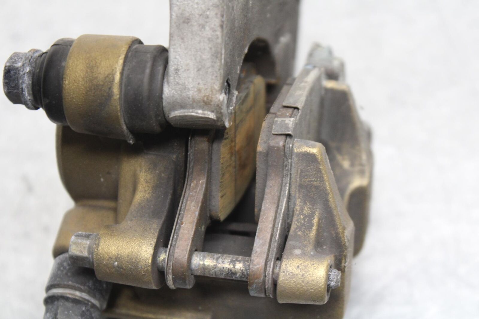 03-04 HONDA CBR600RR REAR BACK BRAKE CALIPER W MOUNT BRACKET 43150-MEE-006 BB637