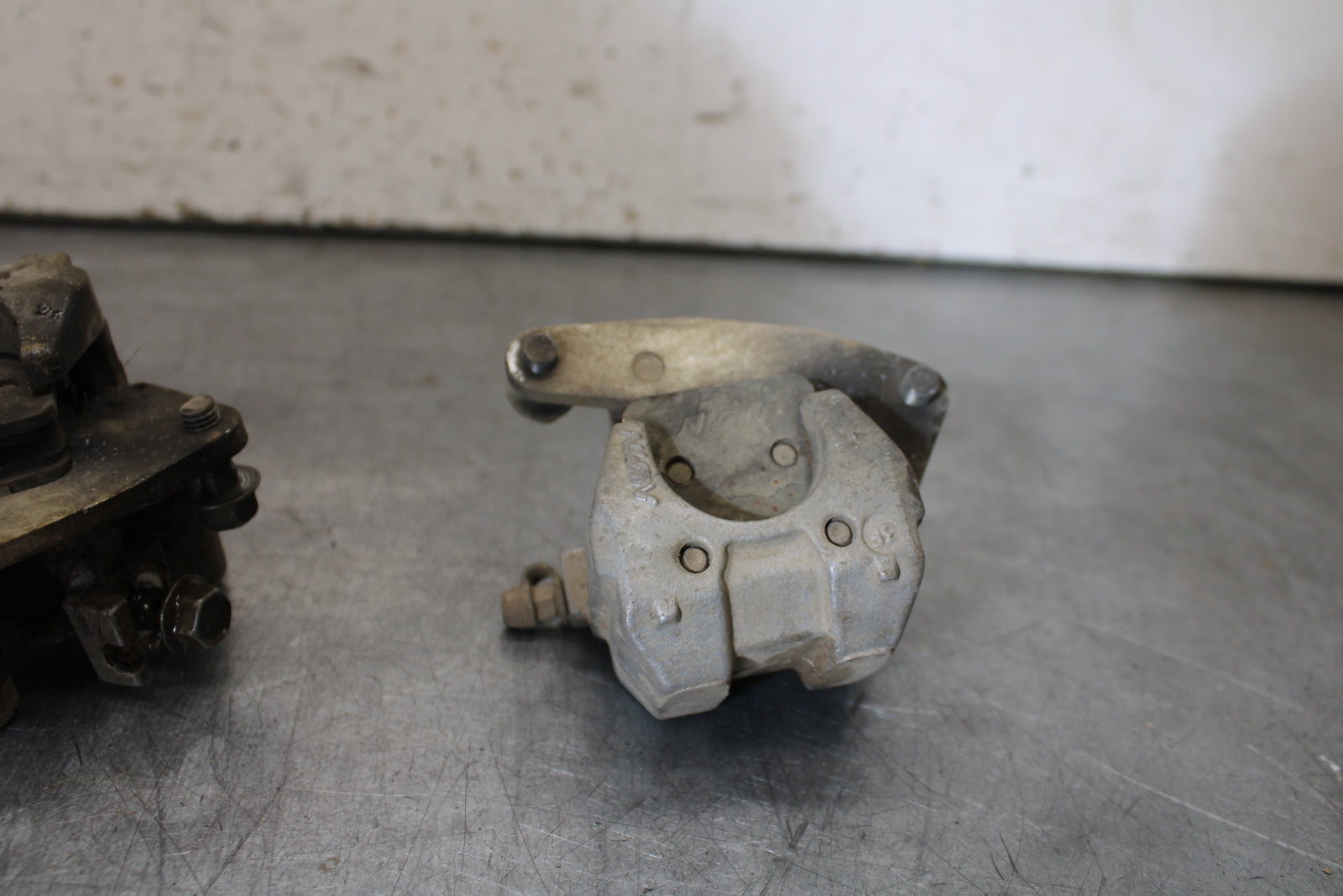 01-05 YAMAHA RAPTOR 660R LEFT RIGHT FRONT BRAKE CALIPER BB695