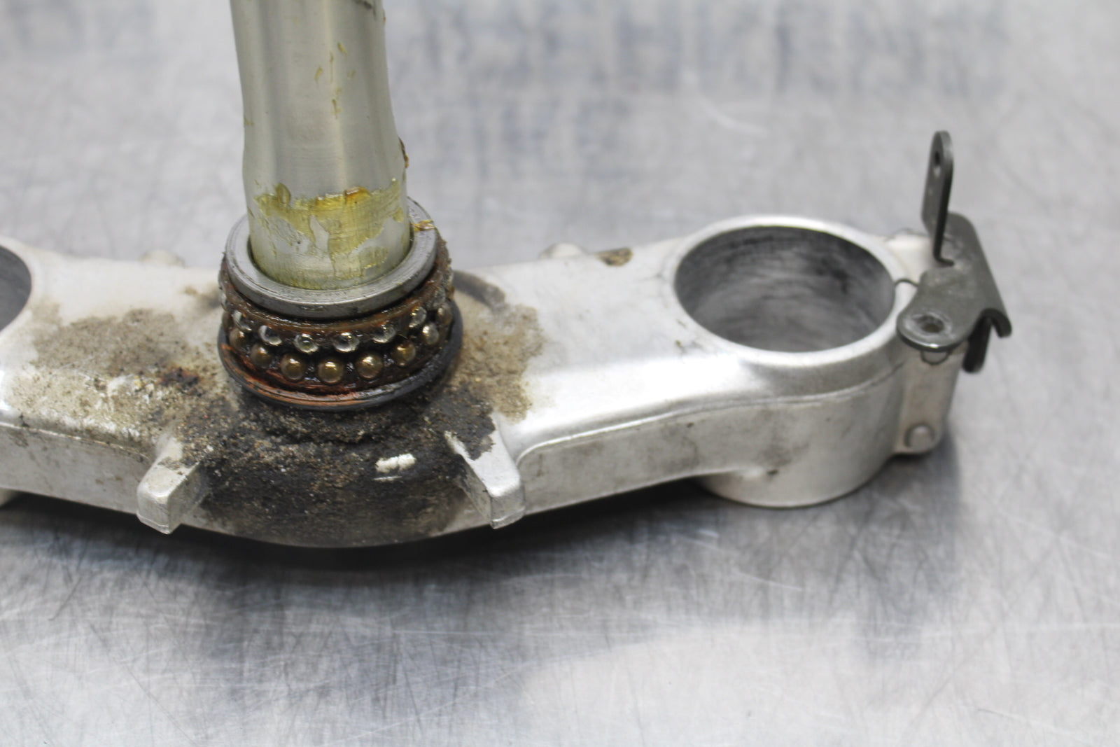 04-05 KAWASAKI NINJA ZX10R FRONT FORKS CLAMP LOWER TRIPLE TREE STEM BB163