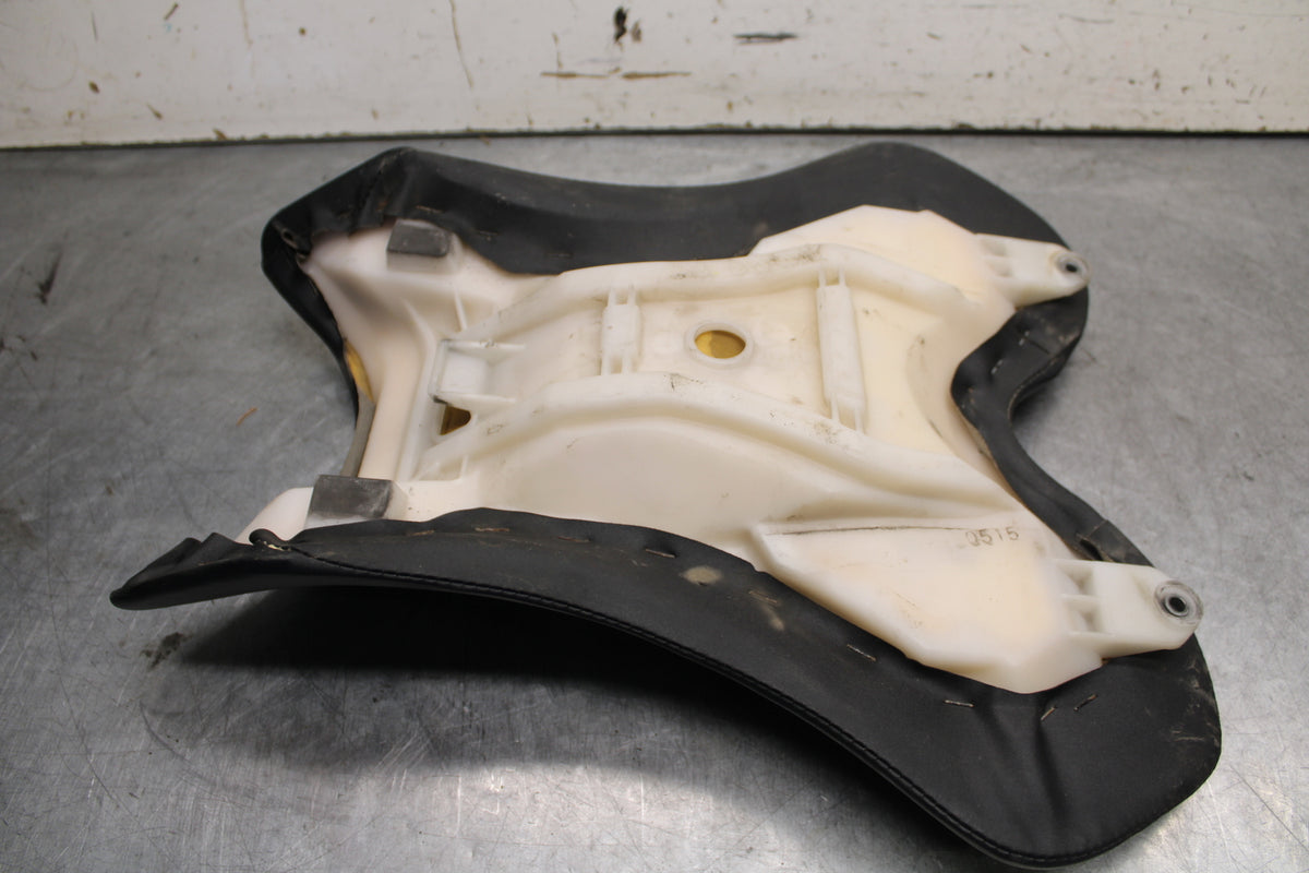 04-06 YAMAHA YZF R1 FRONT DRIVERS SEAT PAD SADDLE PILLION 5VY-24710-00-00 BB659