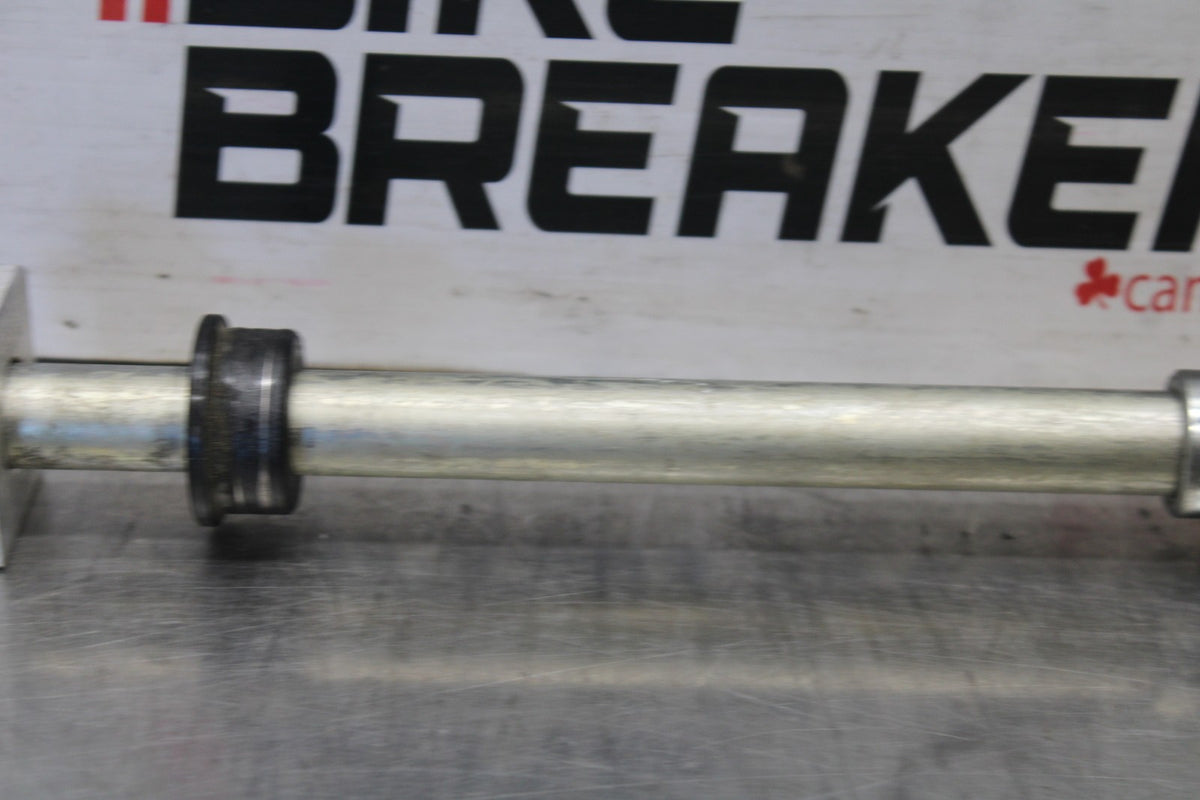 25 KAWASAKI Z900 REAR AXLE BACK WHEEL RIM PIVOT BOLT AXEL BB928