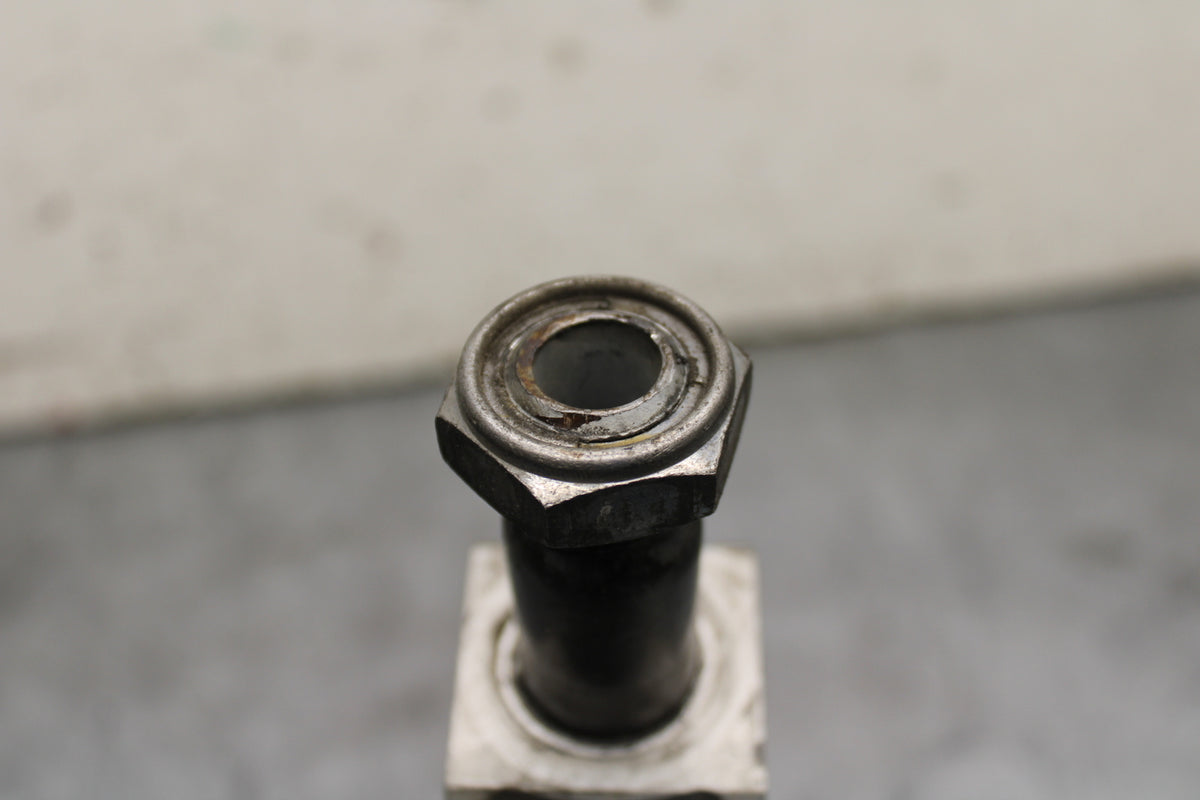 05-06 HONDA CBR600RR REAR AXLE BACK WHEEL RIM PIVOT BOLT AXEL BB727