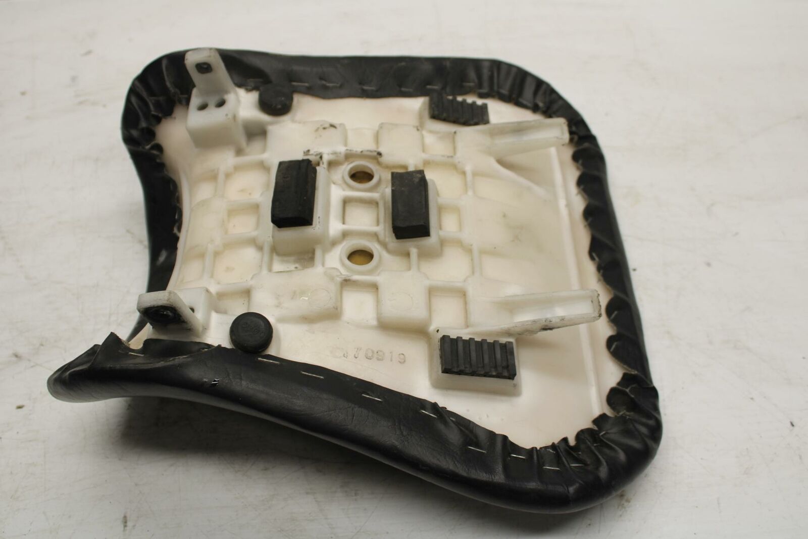 04-05 SUZUKI GSXR750 FRONT DRIVERS SEAT PAD SADDLE PILLION BB270