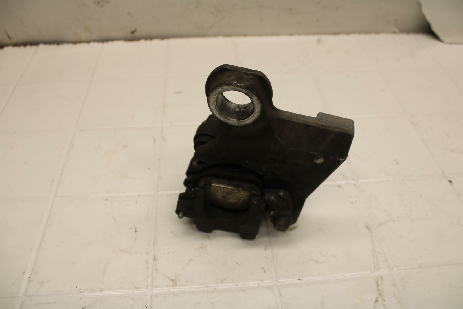 08-16 YAMAHA YZF R6 REAR BACK BRAKE CALIPER W MOUNT BRACKET BB406