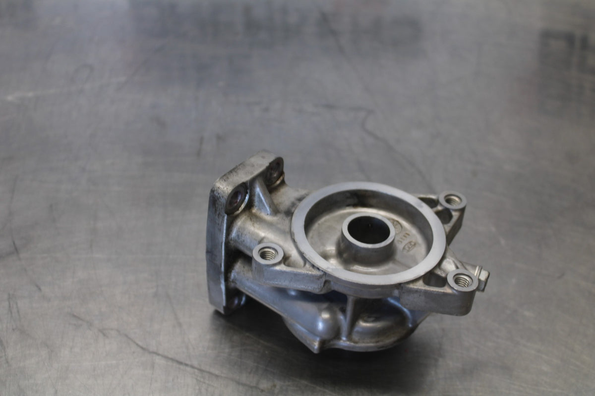 20-22 KAWASAKI NINJA ZX6R ENGINE OIL FILTER HOUSING BB884