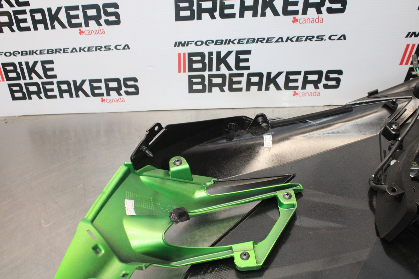 18-23 KAWASAKI NINJA 400 EX400 LEFT MID UPPER SIDE FAIRING COWL PLASTIC BB192