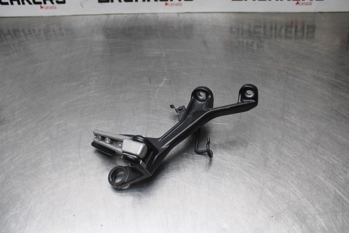 18-26 KAWASAKI Z400 LEFT RIGHT REAR PILLION PEG BRACKETS MOUNTS BB852
