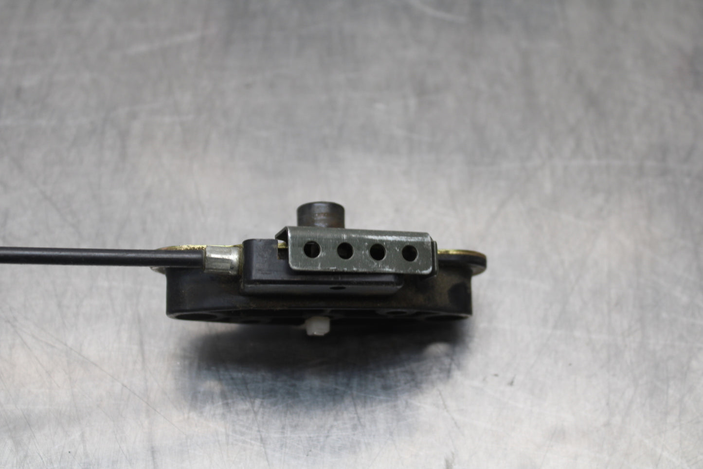 04-05 KAWASAKI NINJA ZX10R REAR PASSENGER SEAT LATCH LOCK ASSEMBLY BB163