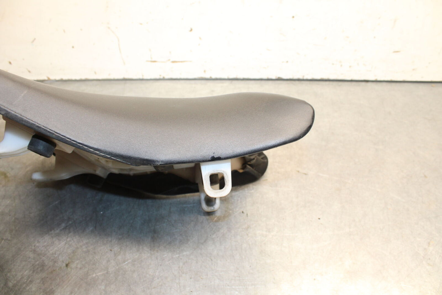 06-07 SUZUKI GSXR750 FRONT DRIVERS SEAT PAD SADDLE PILLION 45100-01H00-6BY BB670