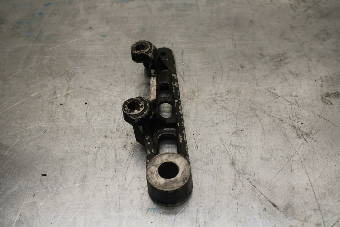 85 YAMAHA RZ500 REAR BRAKE CALIPER HANGER BACK MOUNTING BRACKET BB27 A