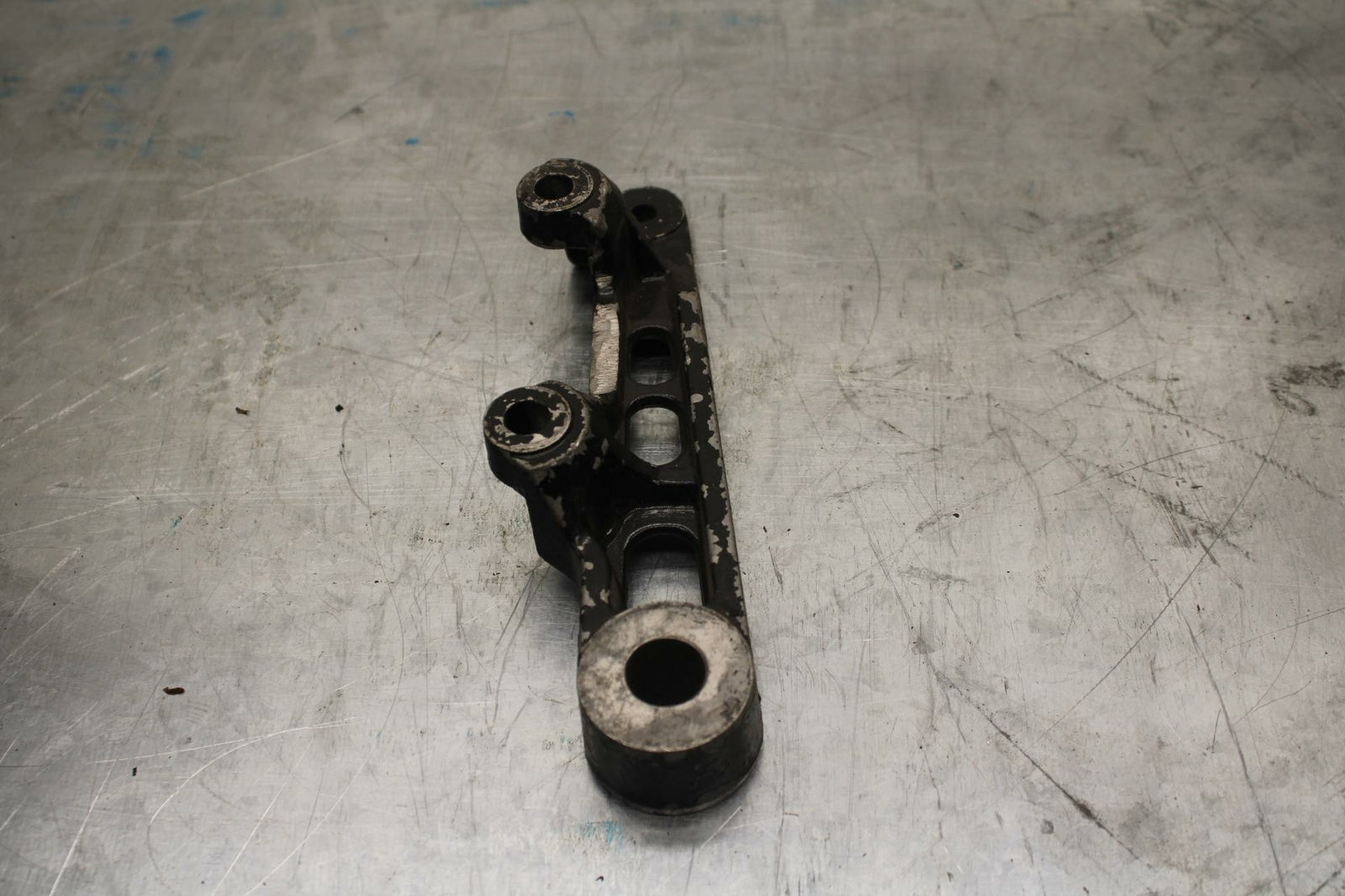 85 YAMAHA RZ500 REAR BRAKE CALIPER HANGER BACK MOUNTING BRACKET BB27 A