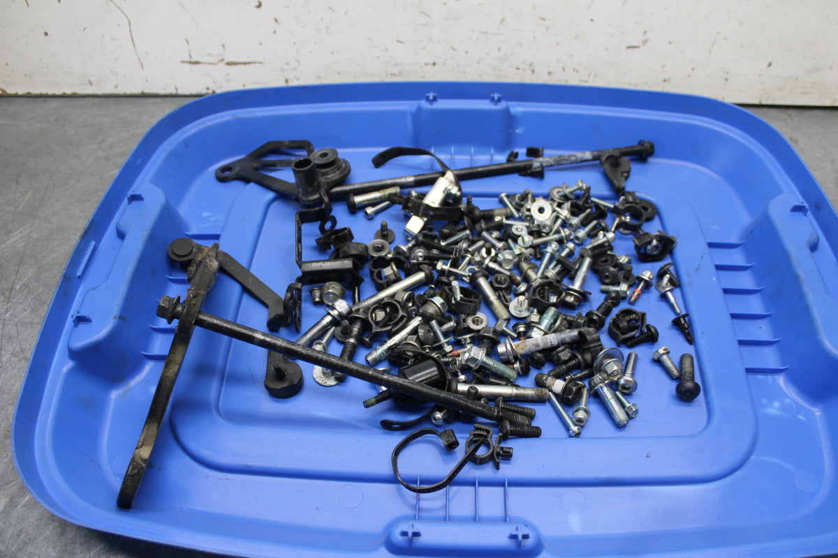 22-24 YAMAHA XSR900 MOUNTING BOLTS HARDWARE MOTOR SCREWS BB683