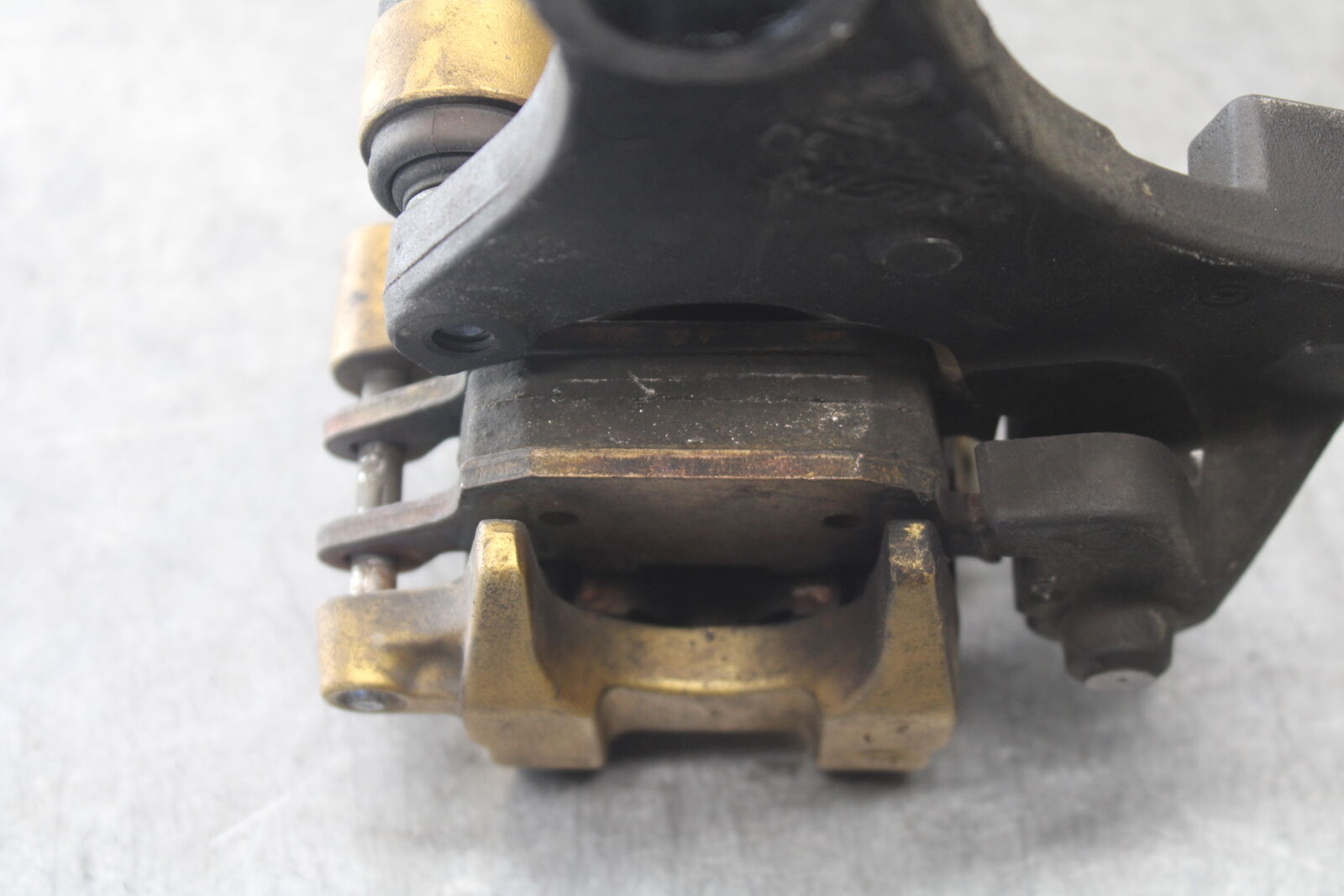 07-08 TRIUMPH DAYTONA 675 REAR BACK BRAKE CALIPER W MOUNT BRACKET BB685