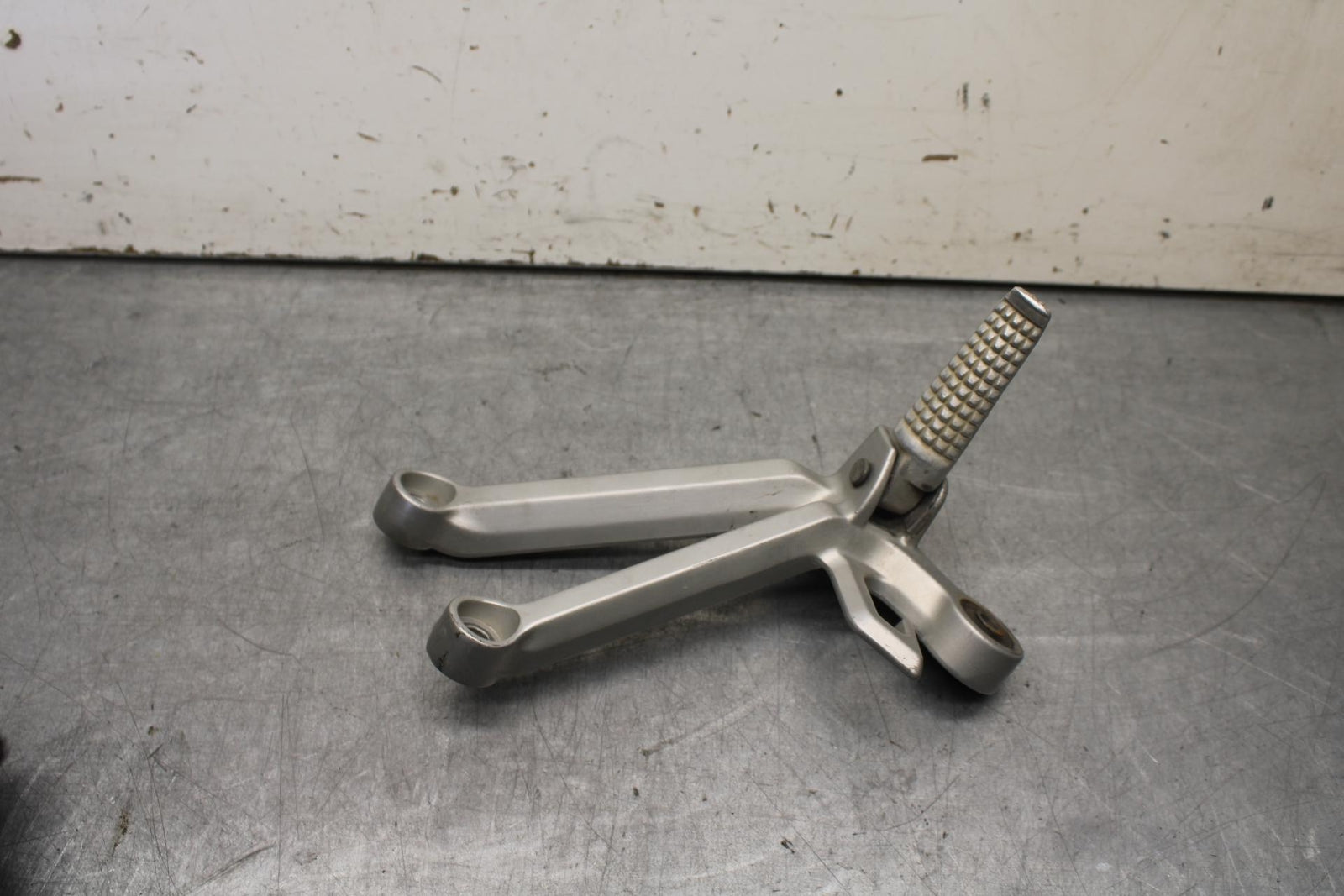 01-03 SUZUKI GSXR600 RIGHT REAR BACK PASSENGER PEG 43600-35F00 BB633
