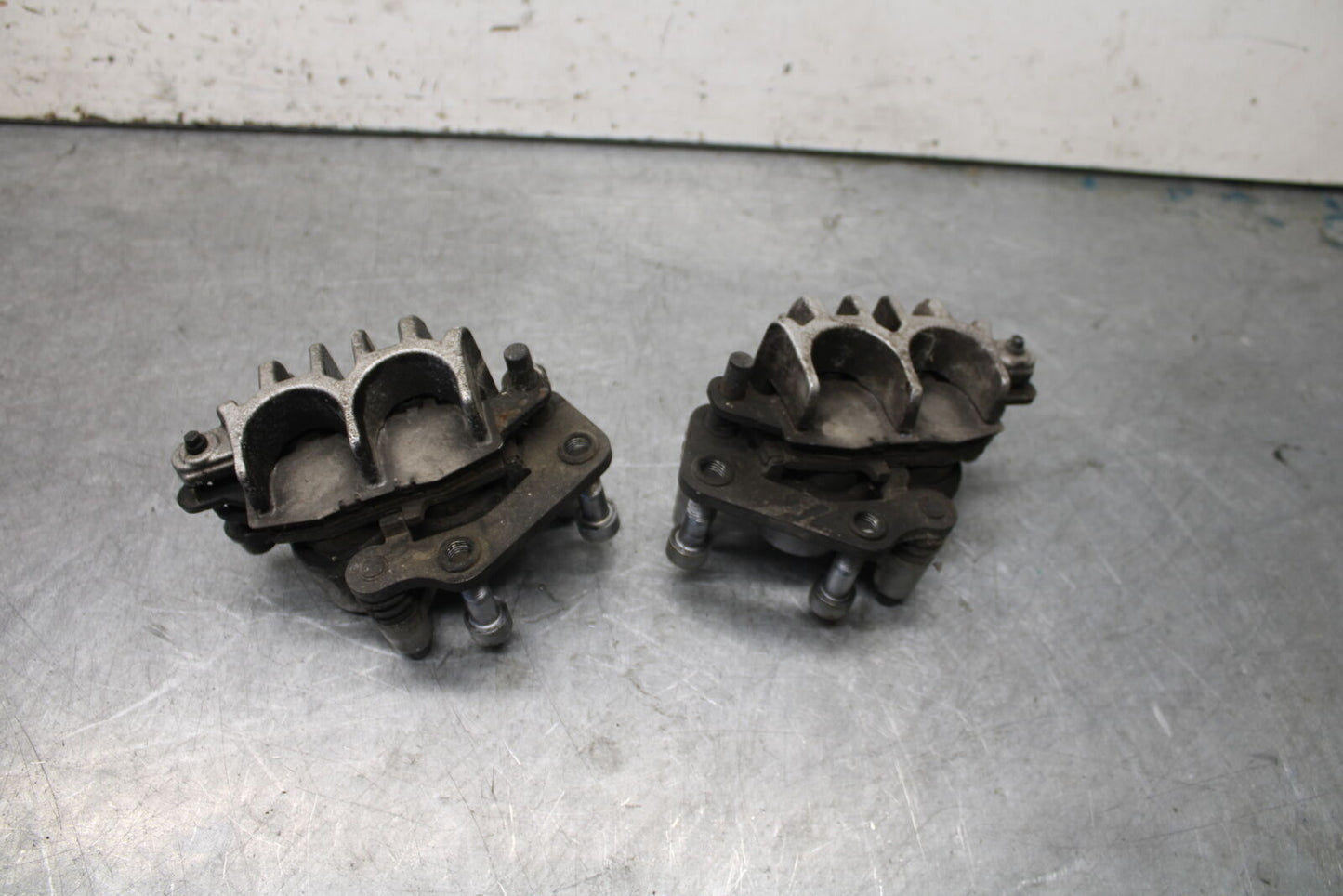 05-09 SUZUKI BOULEVARD C90 RIGHT LEFT FRONT BRAKE CALIPER SET PAIR BB692