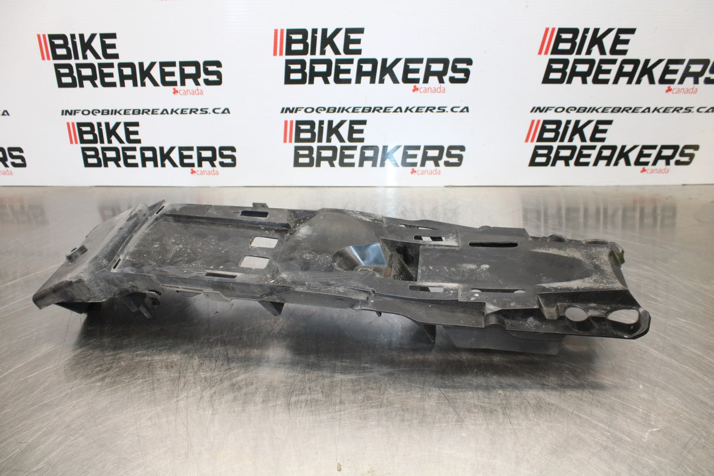 06-07 SUZUKI GSXR 600 REAR BACK TAIL UNDERTAIL BATTERY TRAY PLASTIC BB170