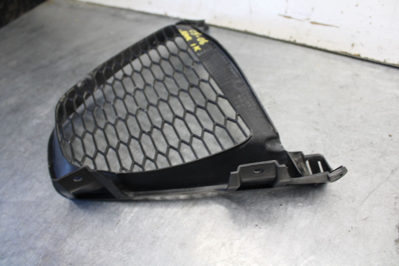 05-06 SUZUKI GSXR1000 FRONT LOWER INNER EXHAUST V FAIRING COWL GUARD  BB676