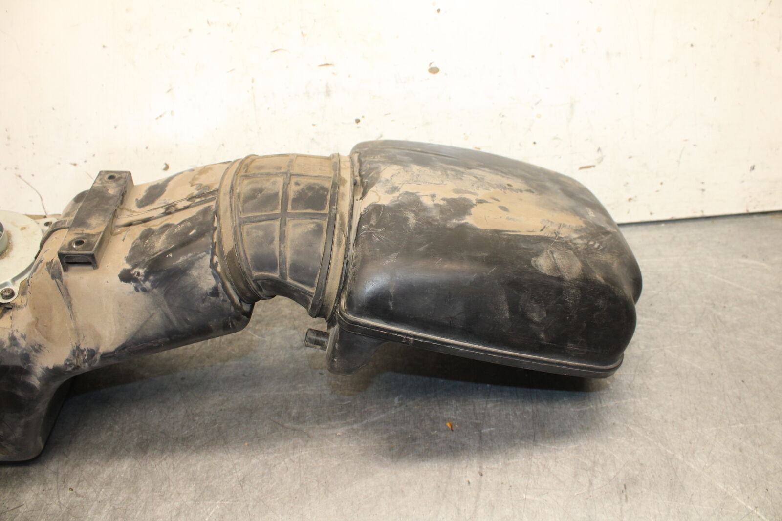85-86 SUZUKI MADURA 1200 AIRBOX AIR INTAKE FILTER BOX  BB691