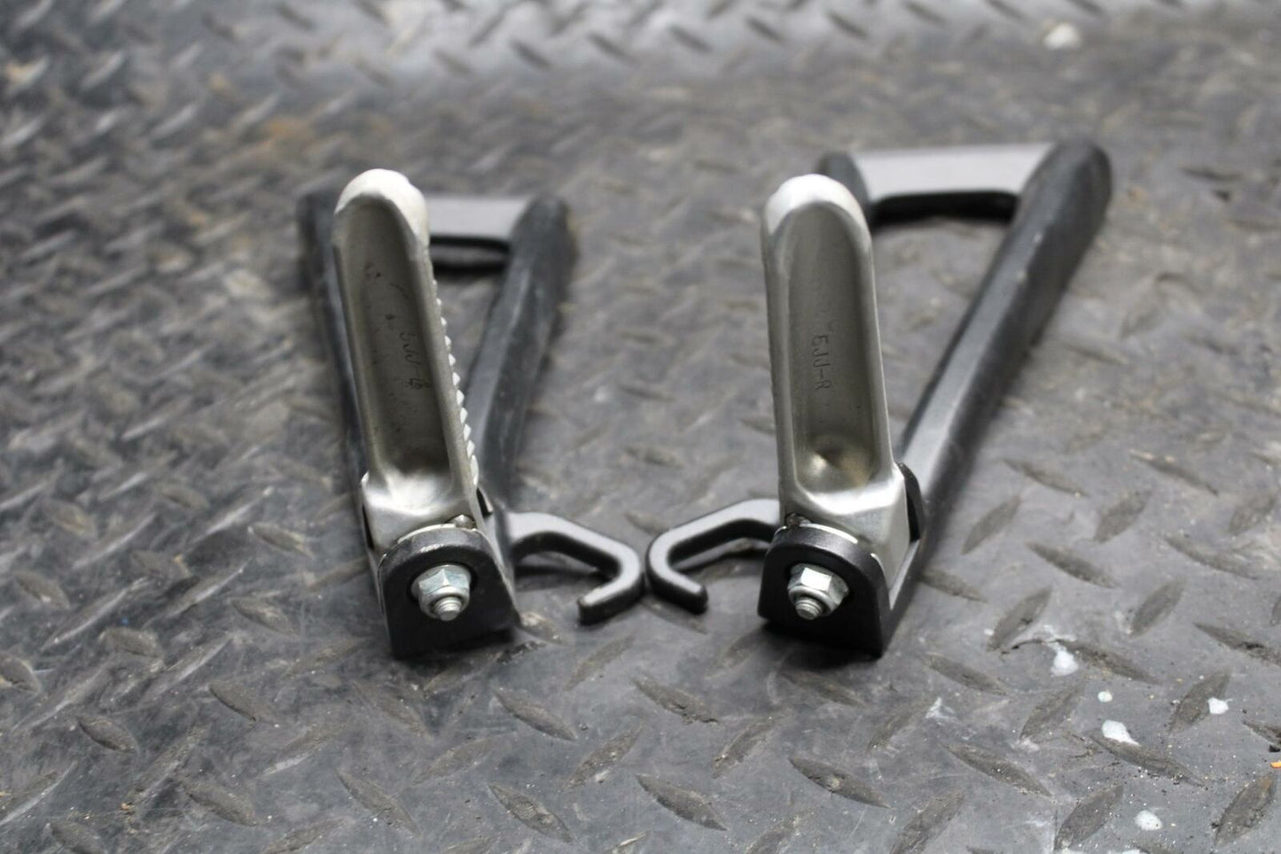 08-16 YAMAHA YZF R6 REAR BACK PASSENGER PEG SET PAIR BB209