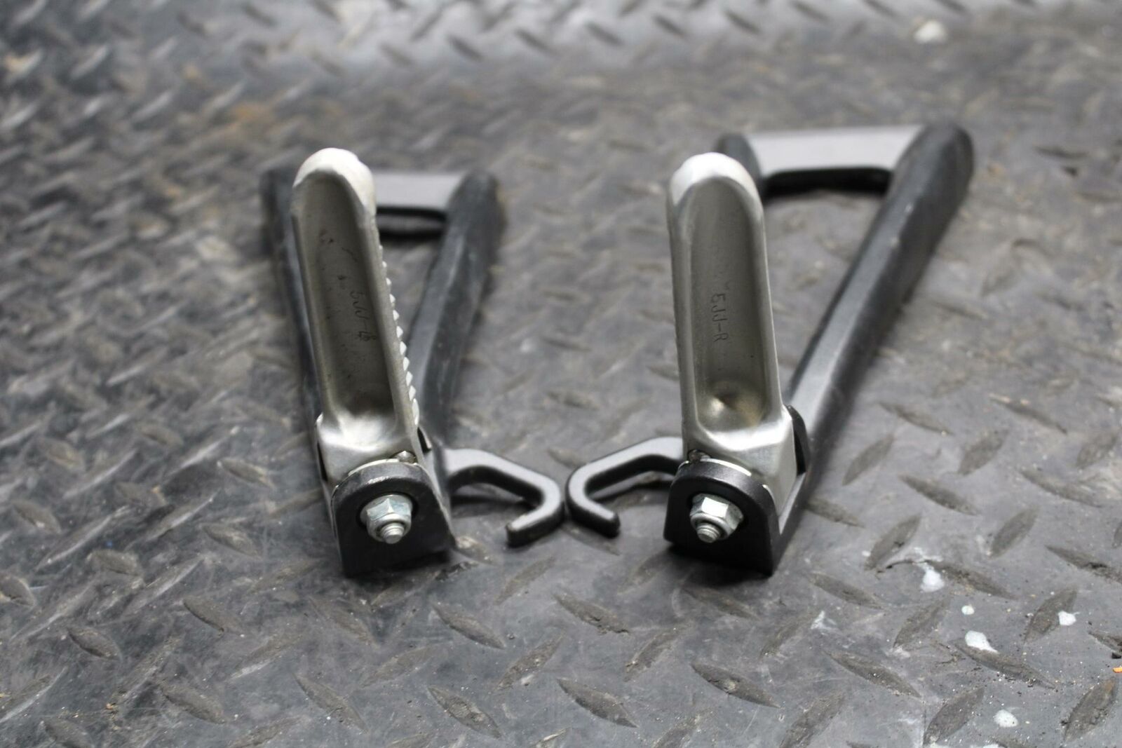 08-16 YAMAHA YZF R6 REAR BACK PASSENGER PEG SET PAIR BB209