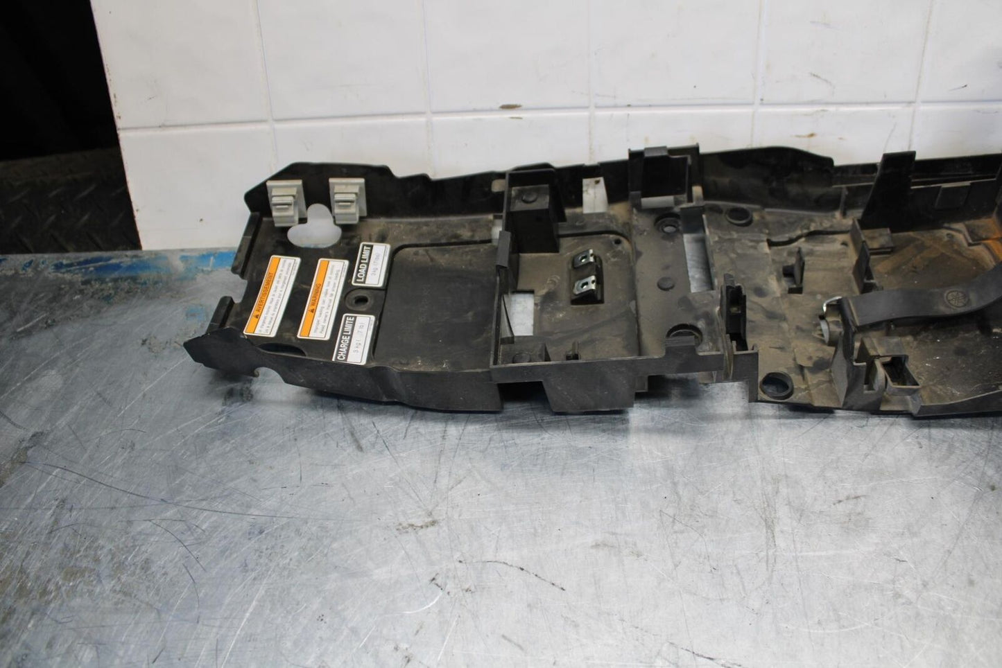 08-16 YAMAHA YZF R6 REAR BACK TAIL UNDERTAIL BATTERY TRAY PLASTIC BB436