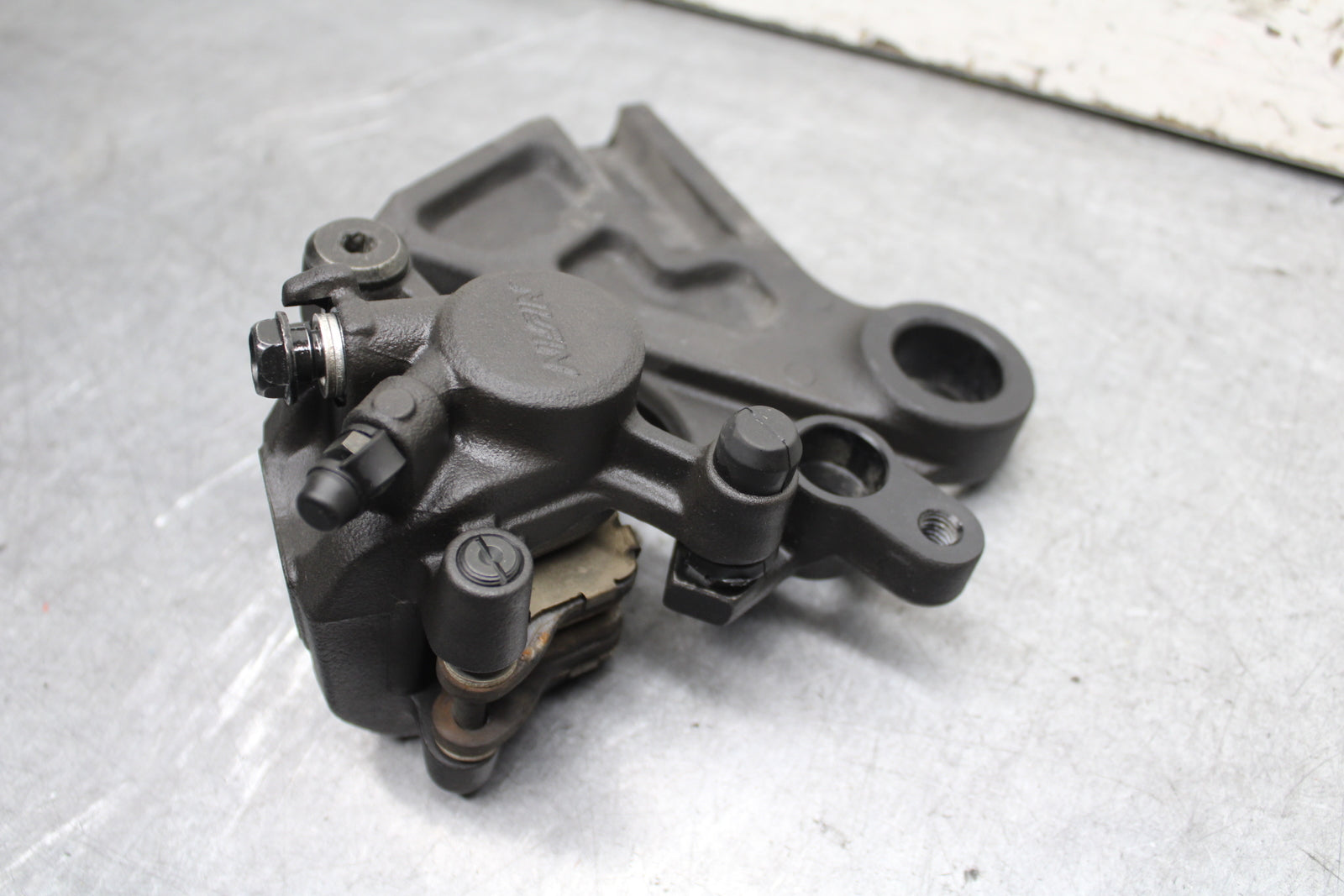 13-18 KAWASAKI NINJA ZX6R REAR BRAKE CALIPER W MOUNT BRACKET 43080-0114-DJ BB666