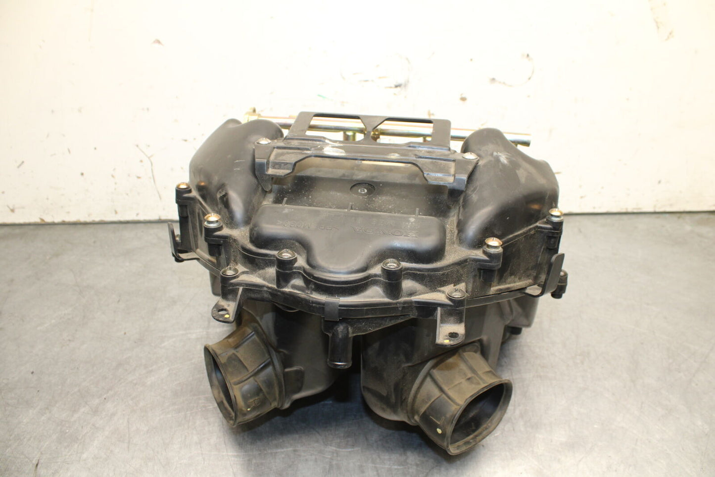 05-06 HONDA CBR600RR AIRBOX AIR INTAKE FILTER BOX W TOP RAIL INJECTORS BB727