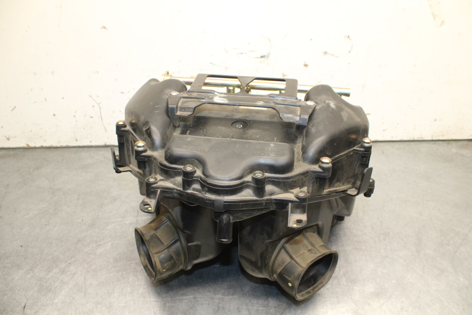 05-06 HONDA CBR600RR AIRBOX AIR INTAKE FILTER BOX W TOP RAIL INJECTORS BB727