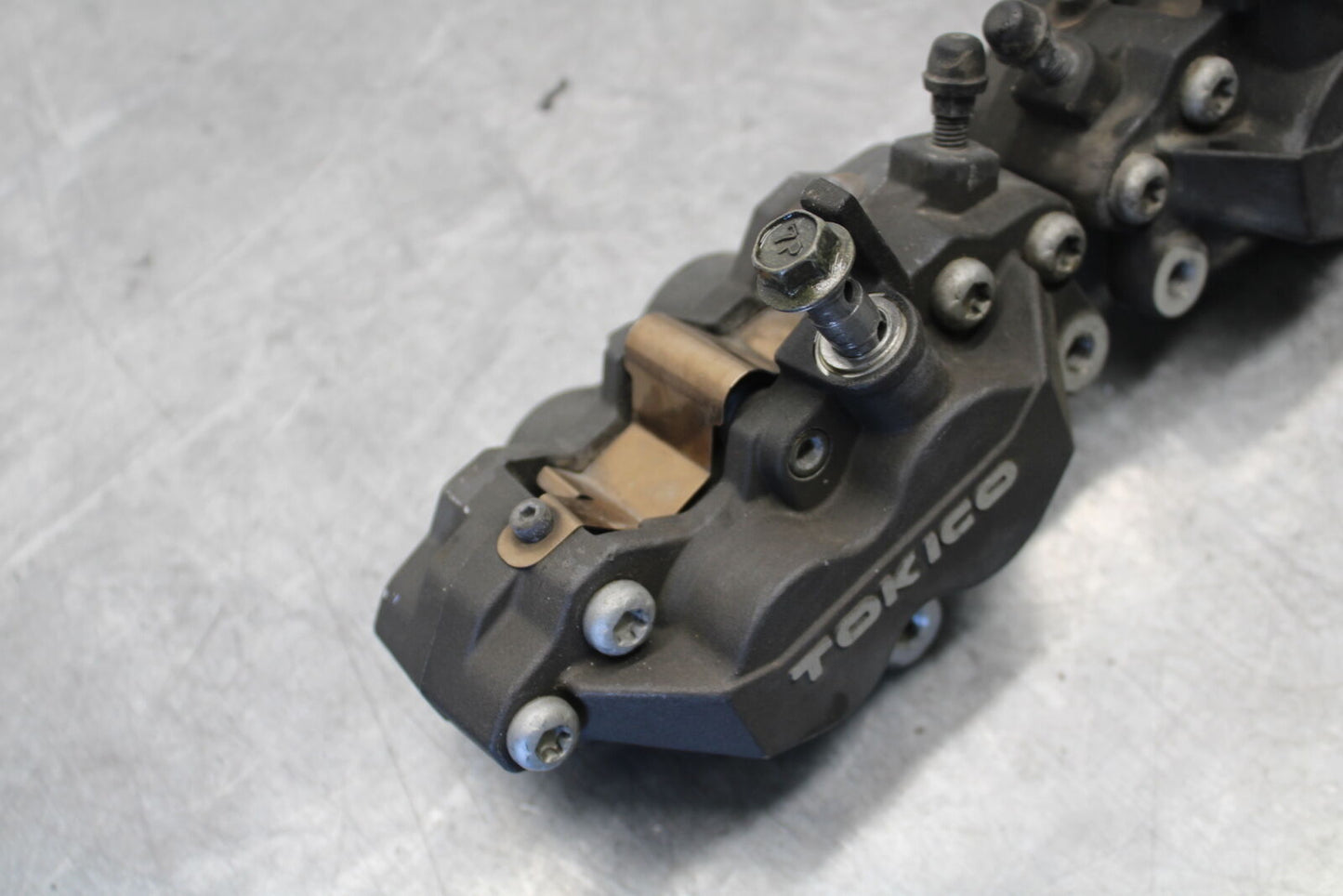 03-07 SUZUKI SV1000S RIGHT LEFT FRONT BRAKE CALIPER SET PAIR CALIPERS BB657