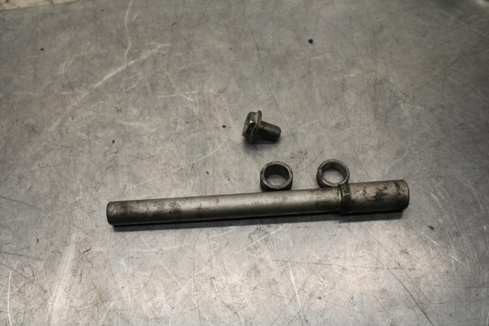 2006 Honda CBR600F4i FRONT WHEEL RIM AXLE PIVOT BOLT 44301-MBW-E11 BB567