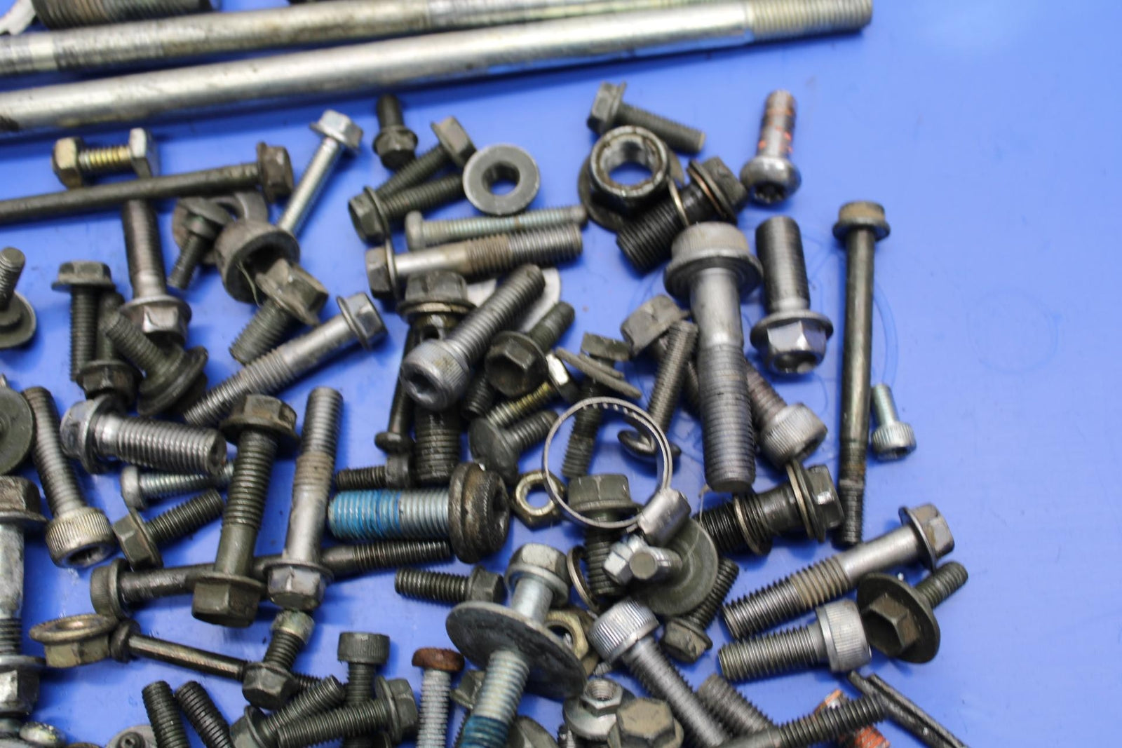 2001 Suzuki GSXR600  BOLTS HARDWARE MISCELLANEOUS SCREWS BB59