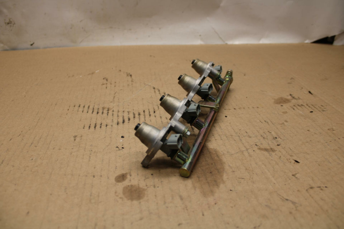 05-06 HONDA CBR600RR SECONDARY FUEL INJECTORS TOP AIRBOX GAS RAIL BB307b