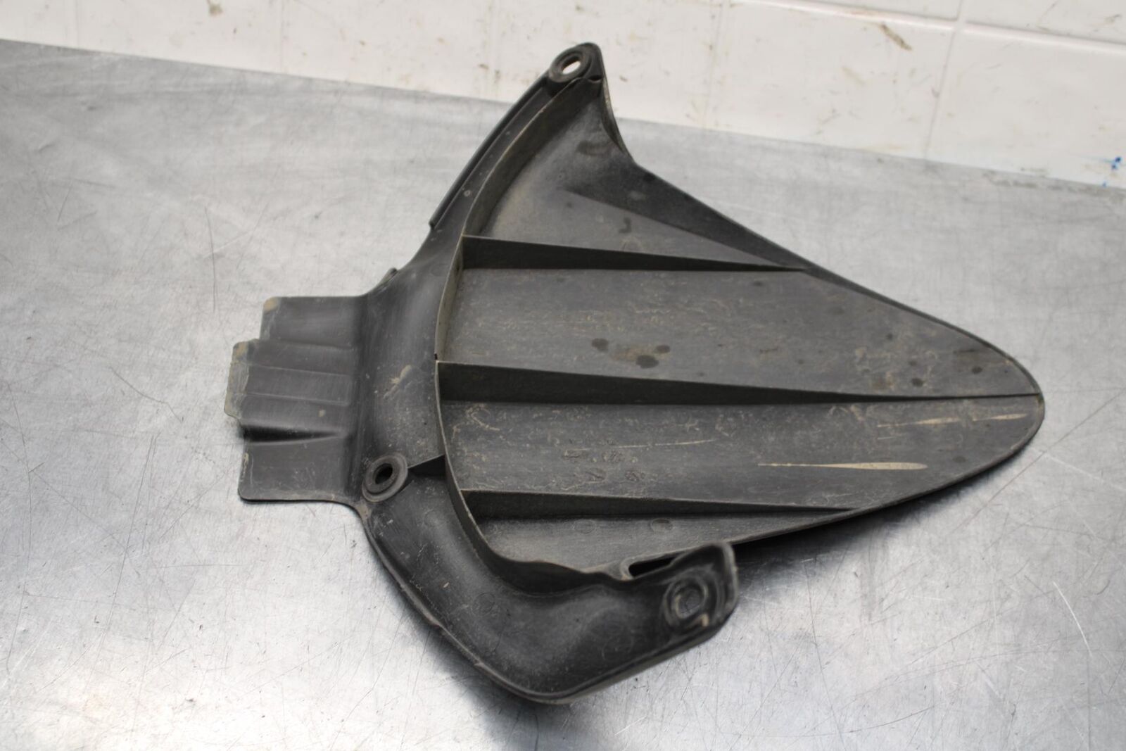 2007 Honda CBR600RR REAR BACK WHEEL TIRE HUGGER FENDER 80120-MFJ-D00 BB596