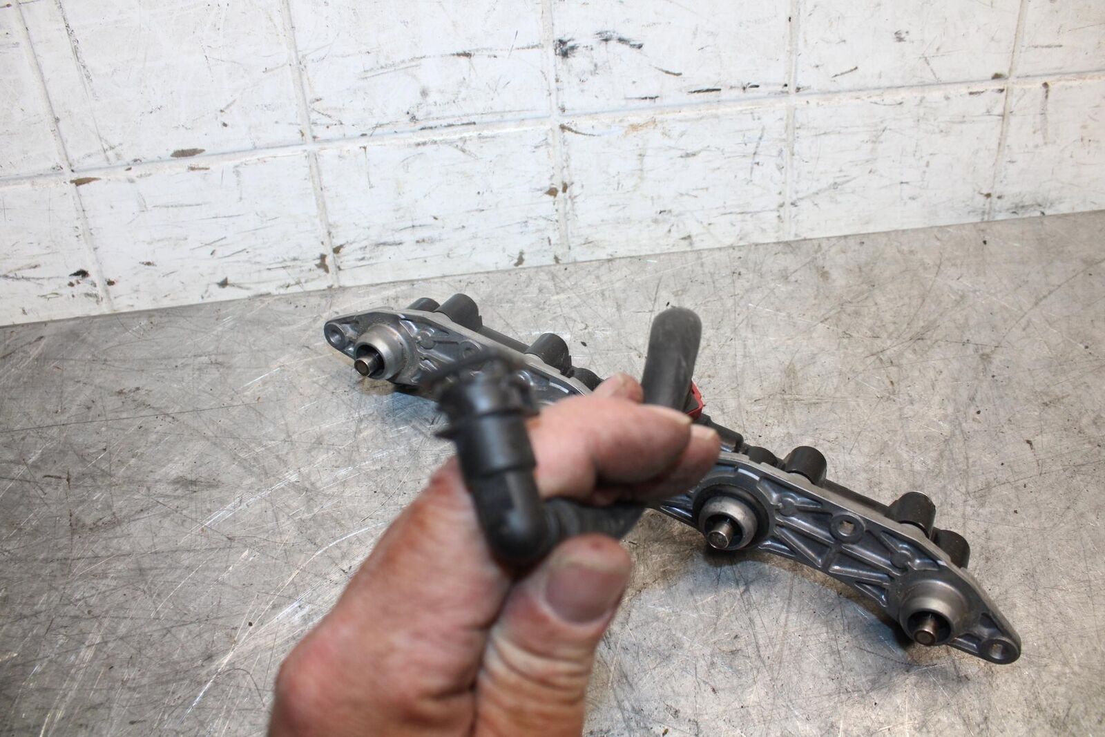 2009 Kawasaki Ninja ZX6R ZX600R SECONDARY FUEL INJECTORS TOP  GAS RAIL BB538