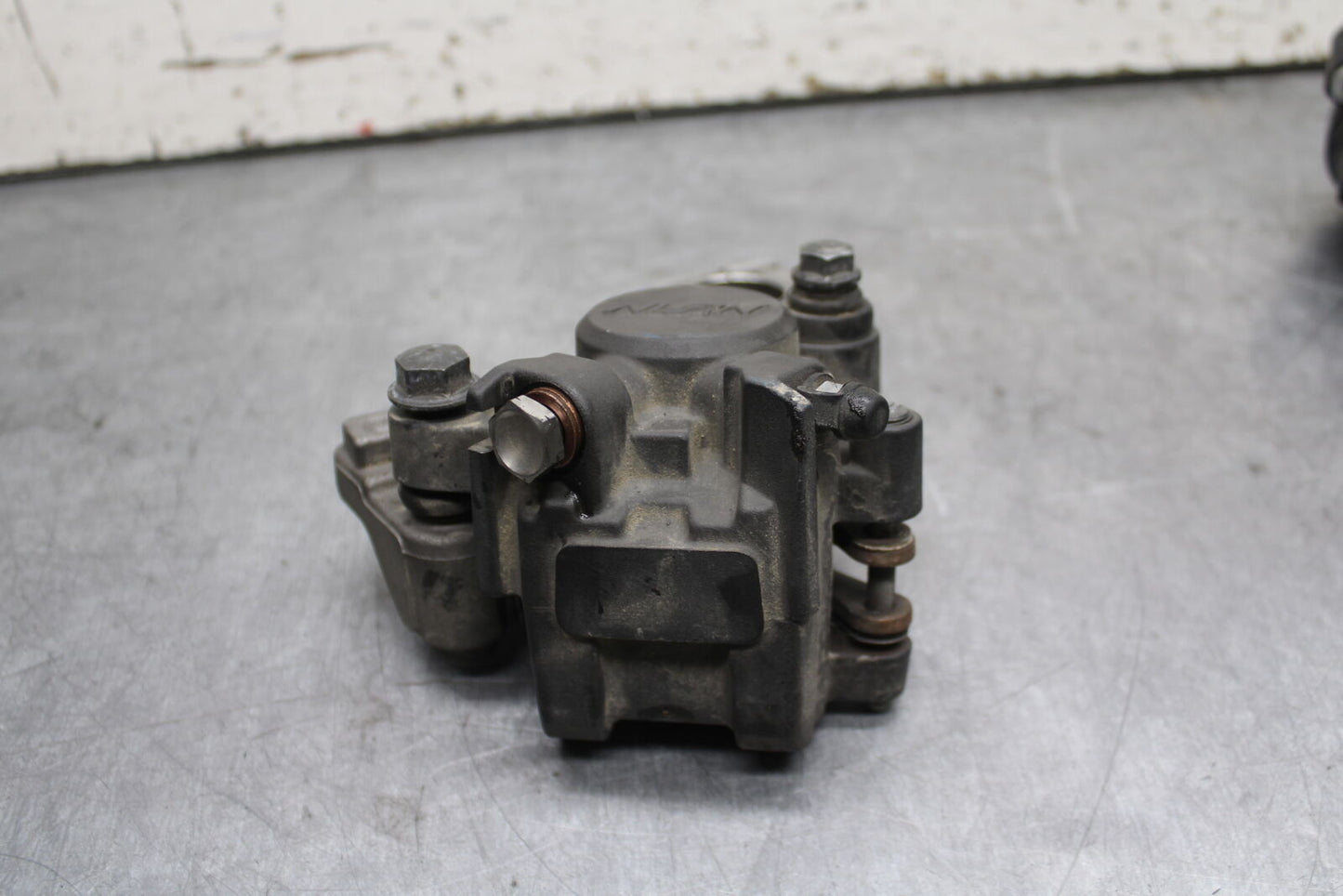 07-08 YAMAHA YZF R1 REAR BACK BRAKE CALIPER W MOUNT BRACKET BB724