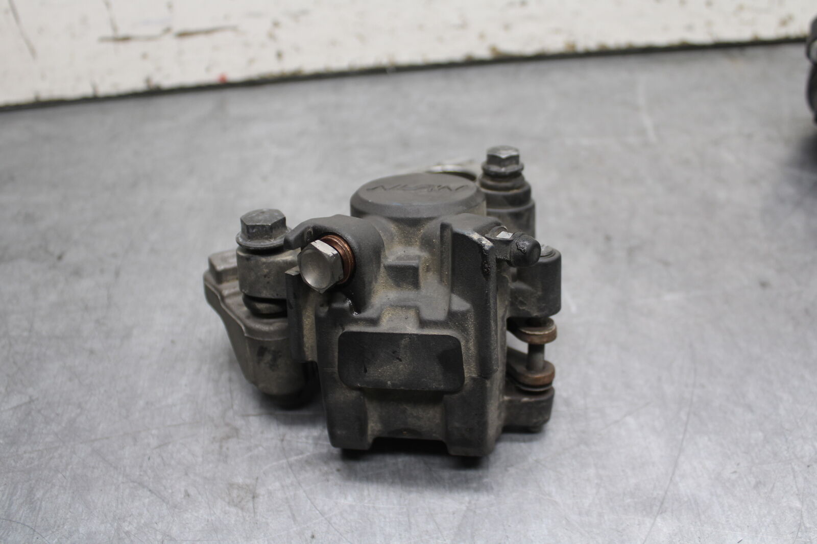 07-08 YAMAHA YZF R1 REAR BACK BRAKE CALIPER W MOUNT BRACKET BB724