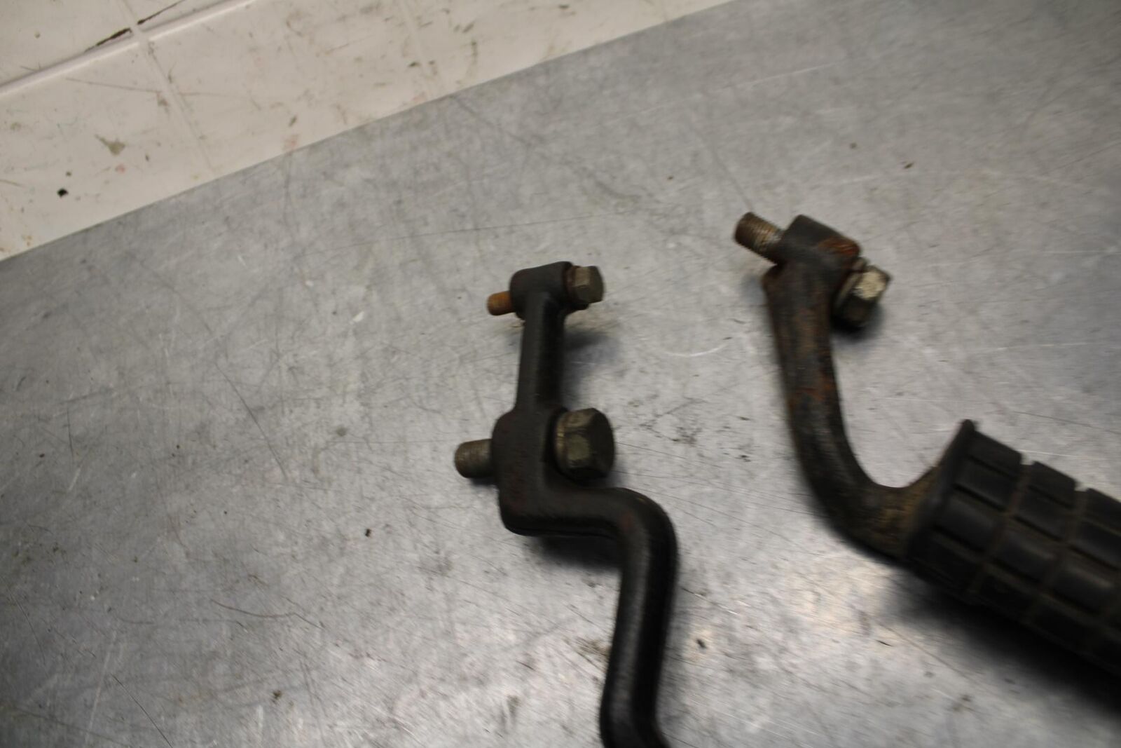 75 SUZUKI GT 550 FRONT FOOT RESTS PEGS STEPS SET PAIR BB72