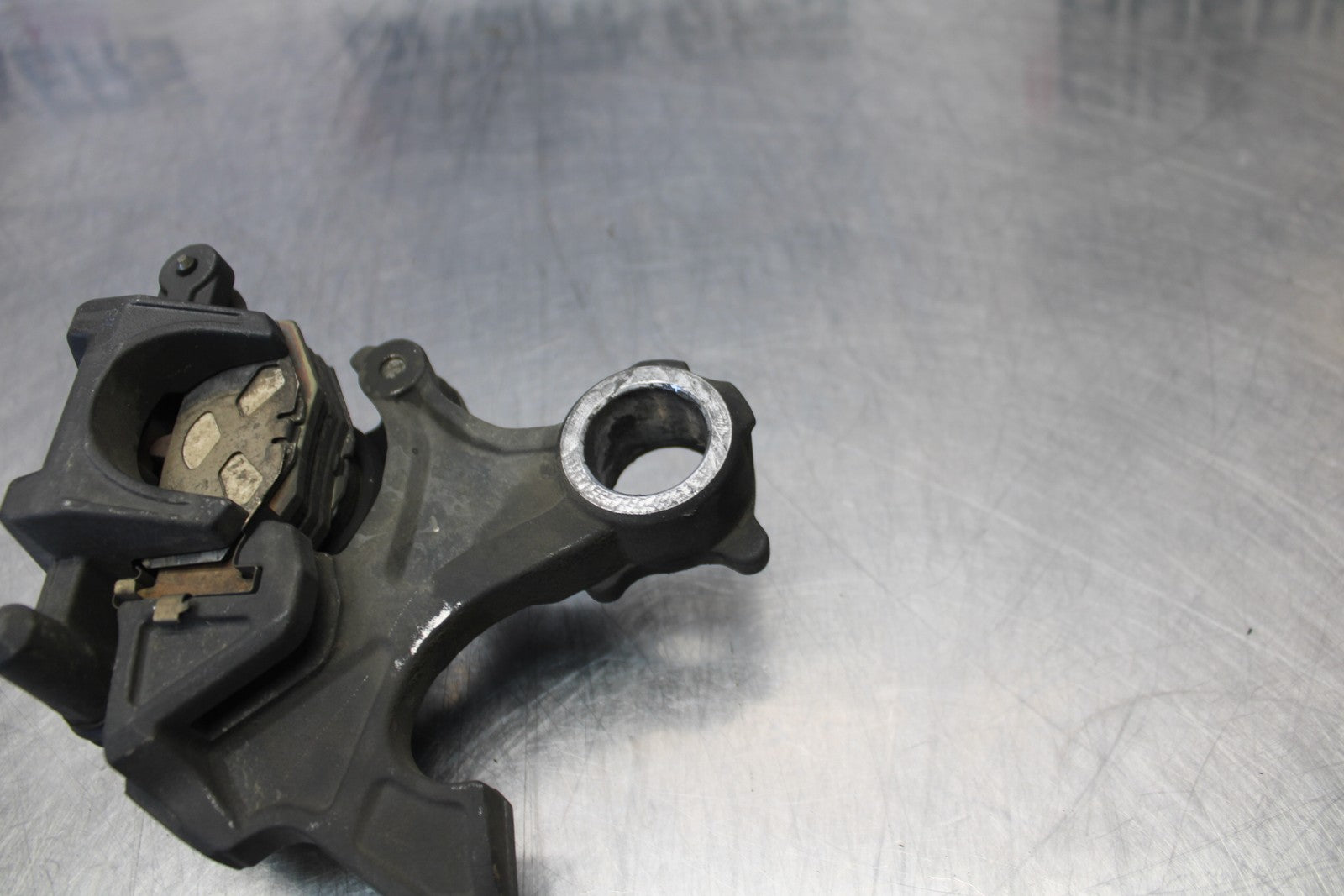 07 SUZUKI GSXR1000 REAR BACK BRAKE CALIPER W MOUNT BRACKET BB770