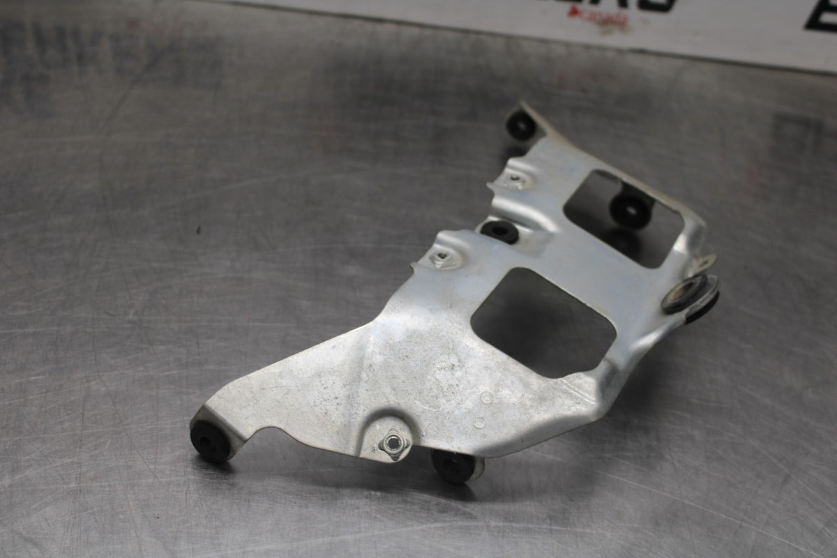 06-07 SUZUKI GSXR 600 FRONT GAS TANK BRACKET MOUNT BB880