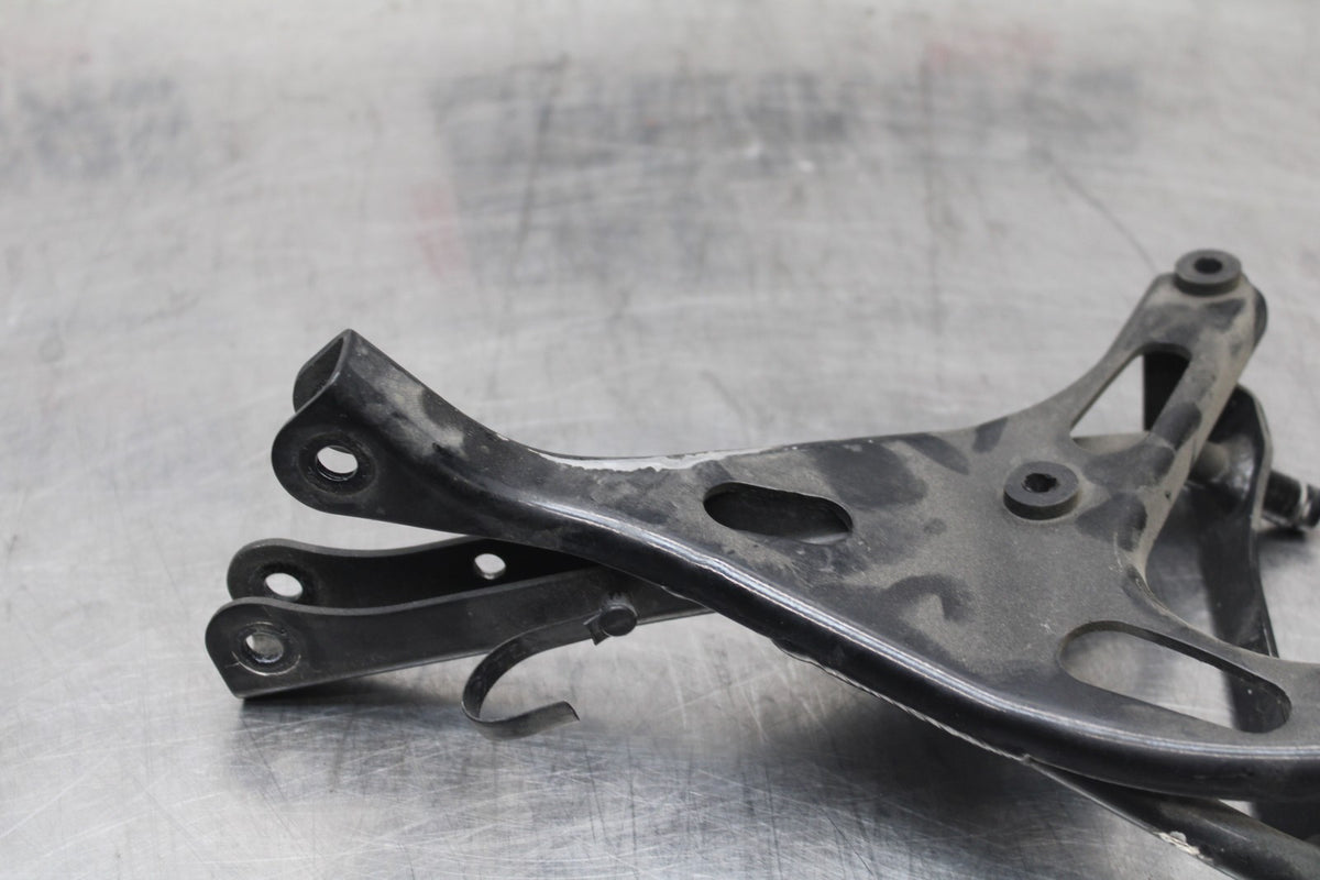98 KAWASAKI NINJA ZX6 UPPER GAUGES STAY BRACKET BB870