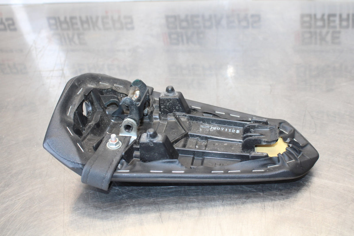 22-25 YAMAHA YZF R7 REAR BACK PASSENGER TANDEM SEAT PAD SADDLE PILLION BB176